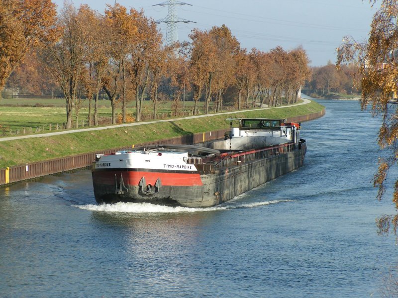 MS Timo-Mareike aus Berlin fhrt am 08.11.03 auf dem Rhein-Herne-Kanal und kommt in Fahrtrichtung Herne auf den Fotgrafen zu, der sich auf der Brcke an der Kanalstrae in Castrop-Rauxel Habinghorst bereit gemacht hat.