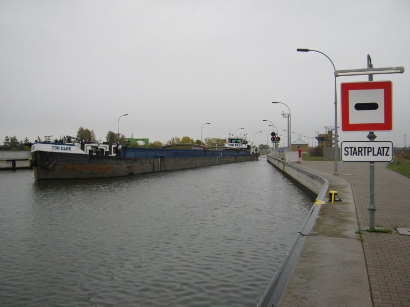 MS Tor Elbe verlt am 15.10.2009 die Schleuse Rothensee in Ri. MLK