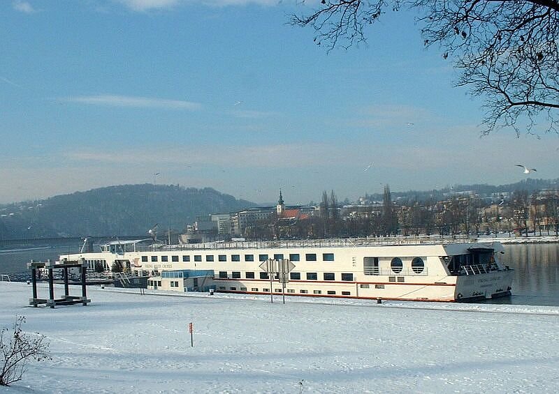 MS  Viking Danube  im Januar 2002 in Linz. sterreich