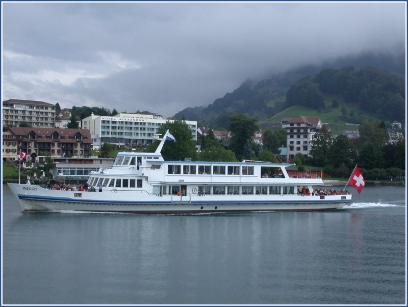 MS Weggis der SGV (Schifffahrtsgesellschaft Vierwaldstttersee)vor Weggis. (16.08.2006)