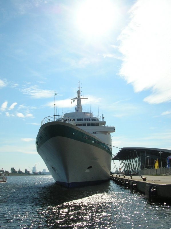 MV ALBATROS (ex ROYAL VIKING SEA) am 16.09.2006 in Warnemnde. Aufgenommen von der Fhre Warnemnde <--> Hohe Dne