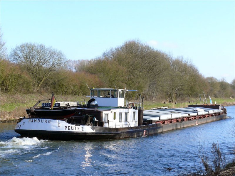 Nachschuss auf Frachtschiff  PEUTE 2  (80x 8m), Hamburg; auf dem Elbe-Lbeck-Kanal in Richtung Lauenburg, 01.04.2009

