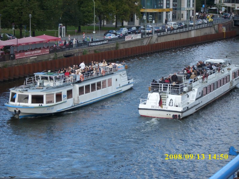 Nicht nur auf Berlin`s Strassen und Schienen ist was los.Das Ausflugsschiff  Weihe  und die  Bevedere  begegnen sich am 13.09.2008 in Berlin am Bahnhof Friedrichstr.