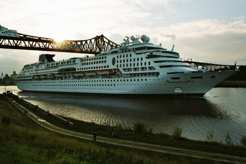 Norwegian Dream auf dem Nord-Ostsee-Kanal bei Rendsburg 2002 