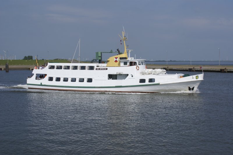 Die Ol B�sum bei der Ausfahrt aus dem Hafen von B�sum
