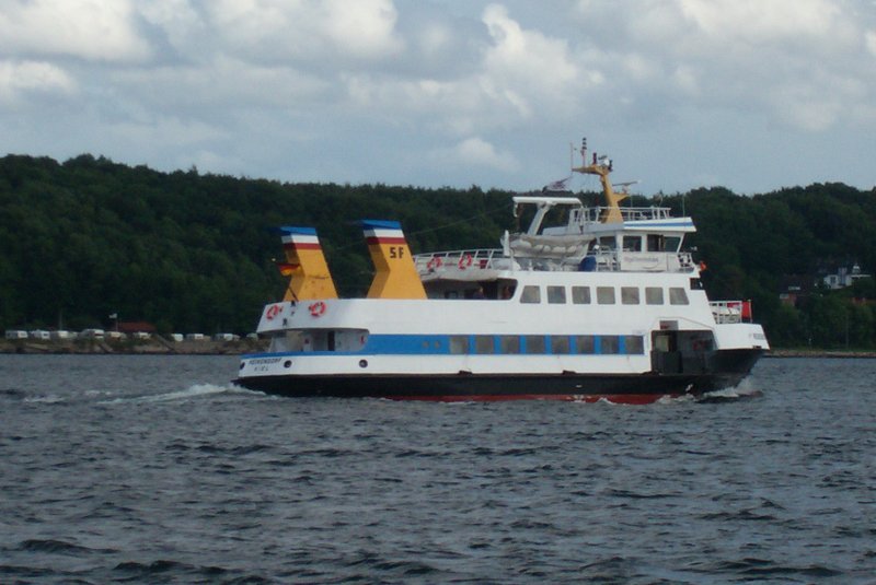 Ein kleine F�hre die den ganzen Tag auf der Kieler
