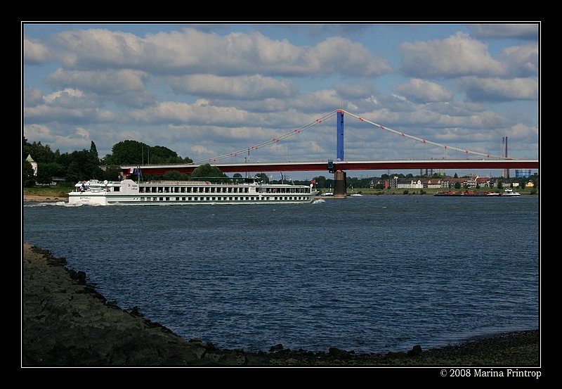 Passagierschiff MS Botticelli (Frankreich) auf dem Rhein bei Duisburg (Homberg-Ruhrort). Reederei Croisi Europe, Lnge 110 m, Breite 11 m, 152 Passagiere, 76 Kabinen.