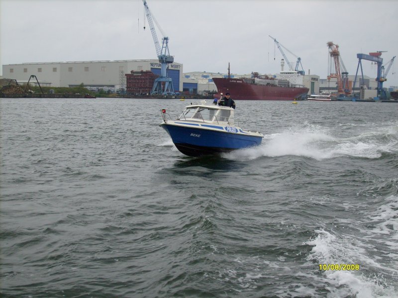 Polizeiboot  Beke  der Wasserschutzpolizei Rostock, 90 PS Auenbordmotor Honda, hier im Einsatz bei der Hanse Sail in Rostock.