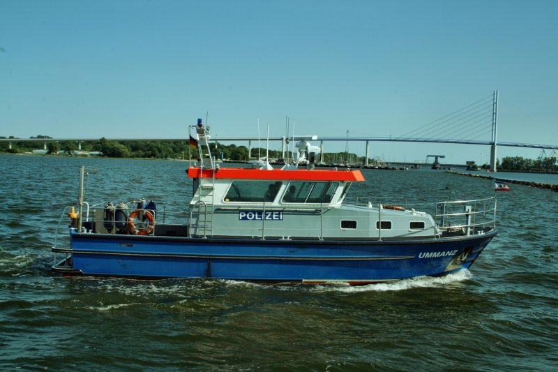 Polizeiboot UMMANZ luft in Stralsund ein. 01.06.2008