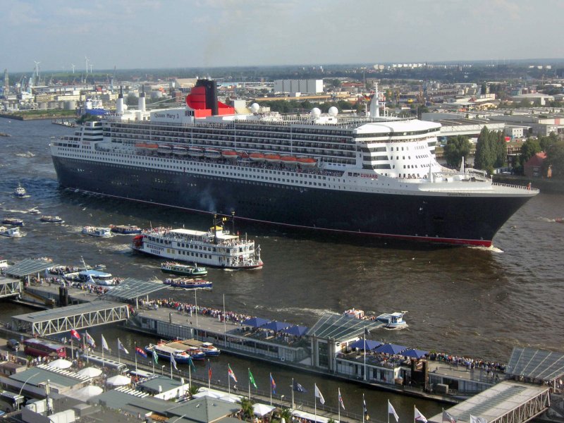 Queen Mary 2, am 07.08.2009 im Hamburger Hafen.