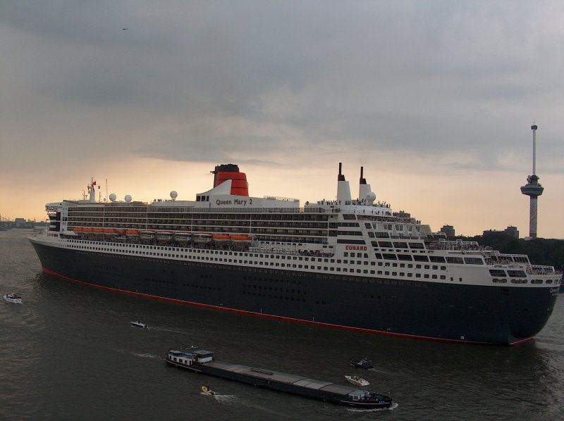 Queen Mary2, im Rotterdamer Hafen 2004.345m lang,41m breit.
