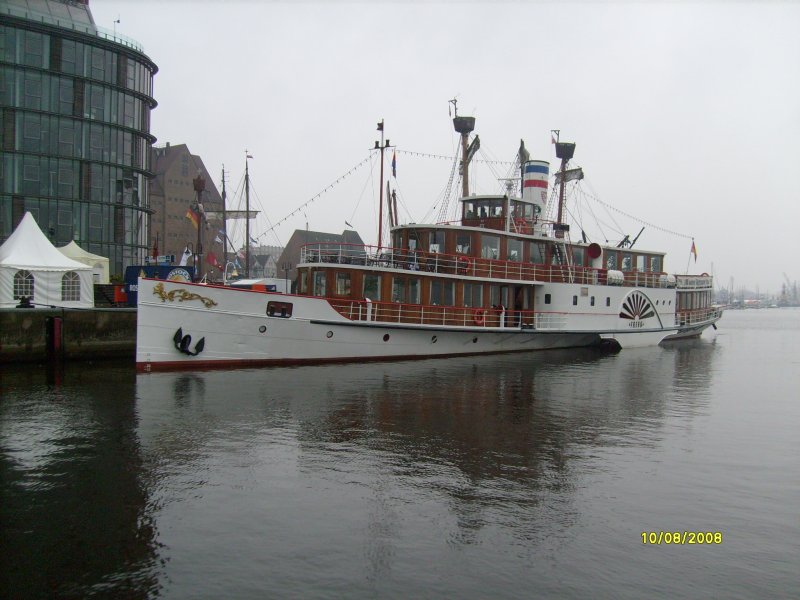 Raddampfer  Freya  HH Kiel, bei der Hansa Sail in Rostock. Hier am Liegeplatz im Stadthafen an den Silos. L 51,60m , B 11,40m, T 4,20m, Geschw. 8,5 Kn, Leistung M 150 KW, D 400 KW, 250 Personen