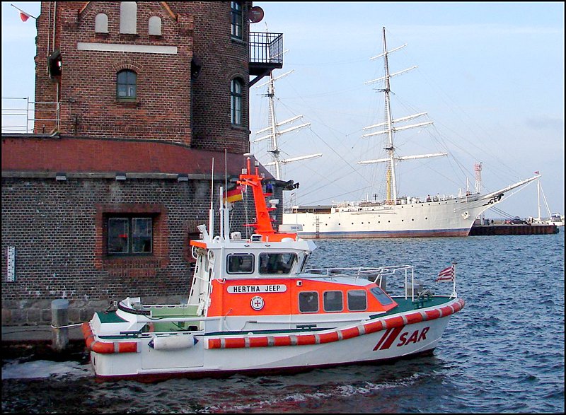 Rettungsboot  Hertha Jeep  festgemacht an ihrem Liegeplatz in Stralsund ( an der Lotsenstation) am 11.10.06 In Hintergrund ist ein Teil der  Gorch Fock 1  zu sehen.