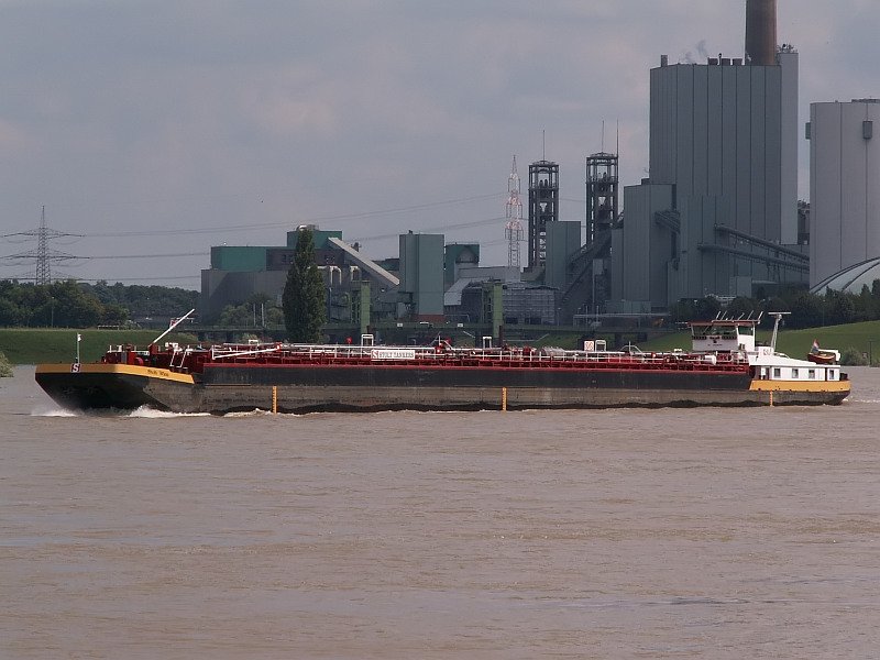 Das 1972 gebaute Tankschiff Stolt Wien f�hrt hier auf dem