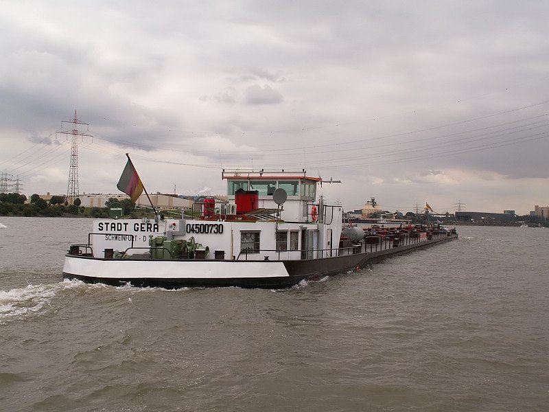 Die Stadt Gera passiert auf H�he Walsum den F�hranleger Orsoy.