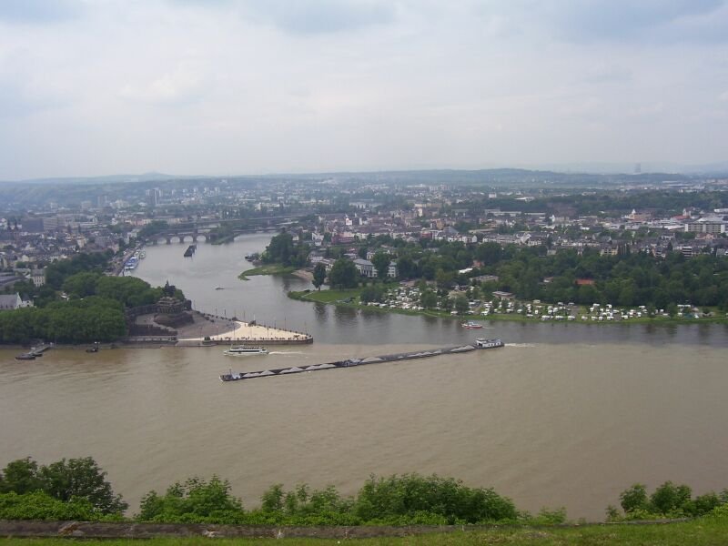 Ein Blick �ber Koblenz, mit einem wendenden Schiff vor dem