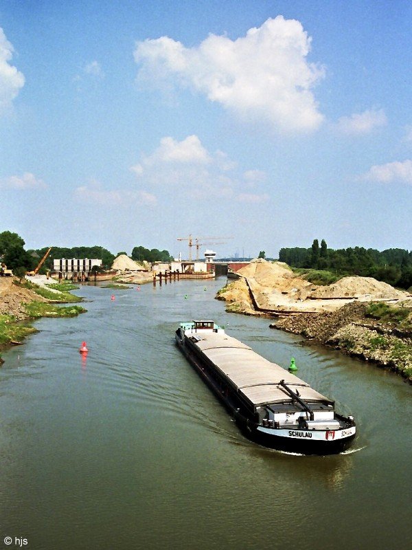 Rhein-Herne-Kanal. MS  Schulau  hat die Schleuse Herne-Ost mit ihrem Vorhafen passiert (27. Juli 1991). Die Spuren der Erdbewegungen zur Tieferlegung des Kanalbetts sind noch deutlich zu erkennen.