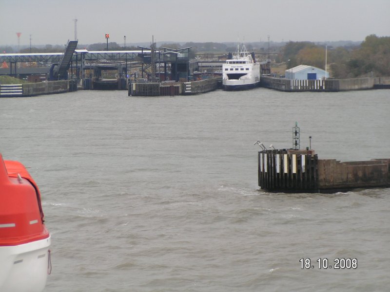 Rdby Havn am 18.10.2008 von der einlaufenden Scandlines-Fhre SCHLESWIG-HOLSTEIN aus gesehen. Im Hafen rechts liegt das dnische Fhrschiff HOLGER DANSKE.