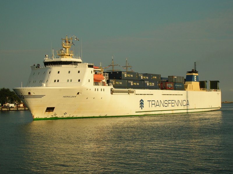 RoRo Fhre Heralden (Reederei Emiskip im Charter der Transfennica) erreicht im Morgengrauen eines sonnigen Augustes den Seekanal von Rostock