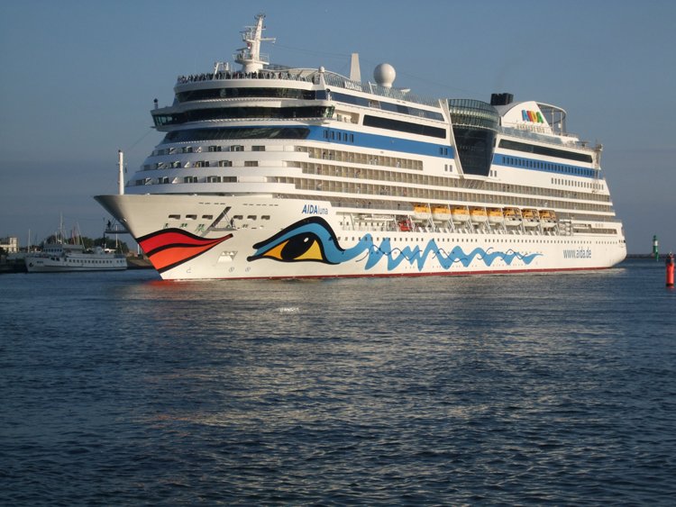 http://www.schiffbilder.de/bilder/rostock-warnemuende-10104.jpg