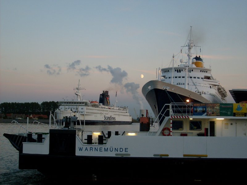 Rostock-Warnemnde: 3 Schiffe auf einmal: Die Autofhre nach  Hohe Dne , die MS Prins Joachim (fahrend im Hintergrund) und die MS  Thomson Celebration  am Passagierkai