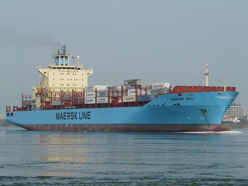Die Maersk Bali l�uft in den Hafen ein. Das Bild