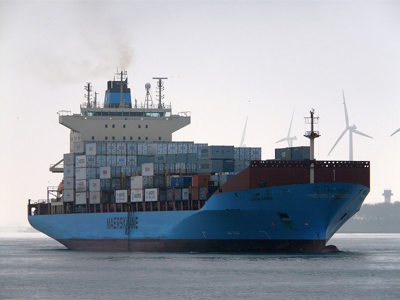 Aus dem Nebel schält sich dieser Containerfrachter. Das Bild stammt Aus dem Nebel schält sich dieser Containerfrachter. Das Bild stammt