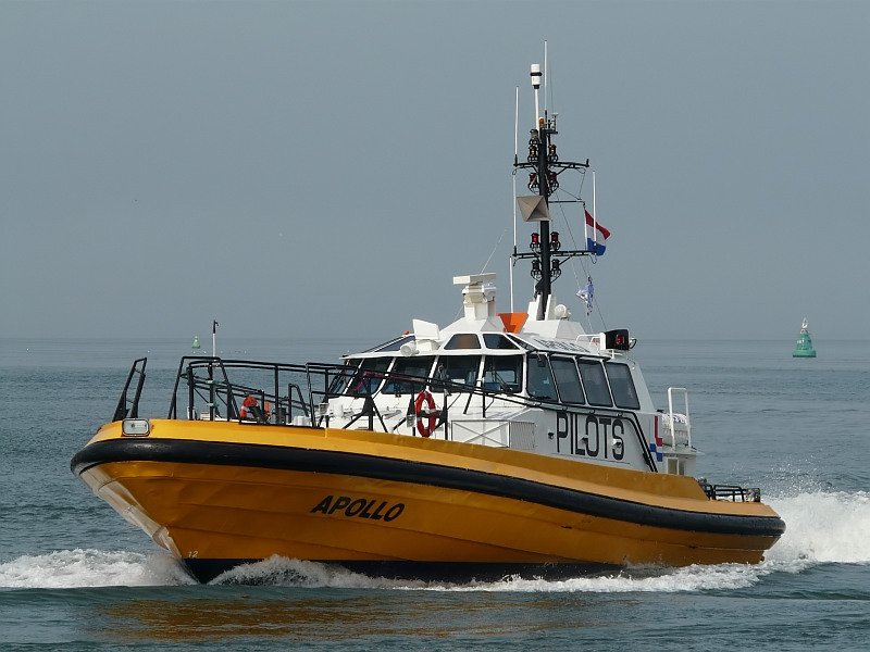 Die Apollo l�uft aus um einen Lotsen auf ein Schiff