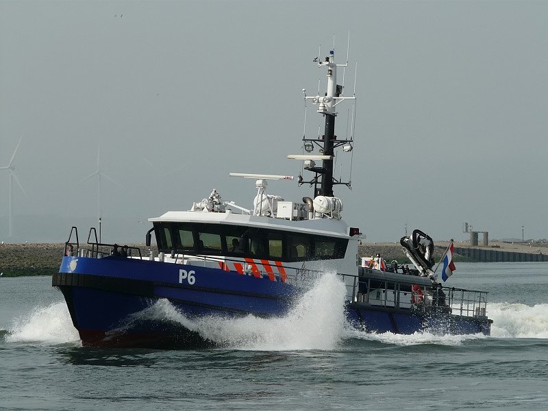 Dieses Polizeiboot k�mpft sich durch die Wellen. Das Bild stammt