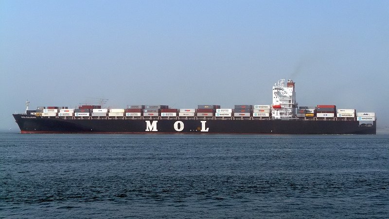 Dieser Containerfrachter hat die Überfahrt gleich hinter sich gebracht. Das Dieser Containerfrachter hat die Überfahrt gleich hinter sich gebracht. Das