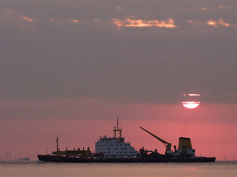 Saugbagger  Nordsee (IMO-7504108;L=131;B=24m) ist schon in den frhen Morgenstunden auf der Elbe bei Cuxhaven im Einsatz;090824
