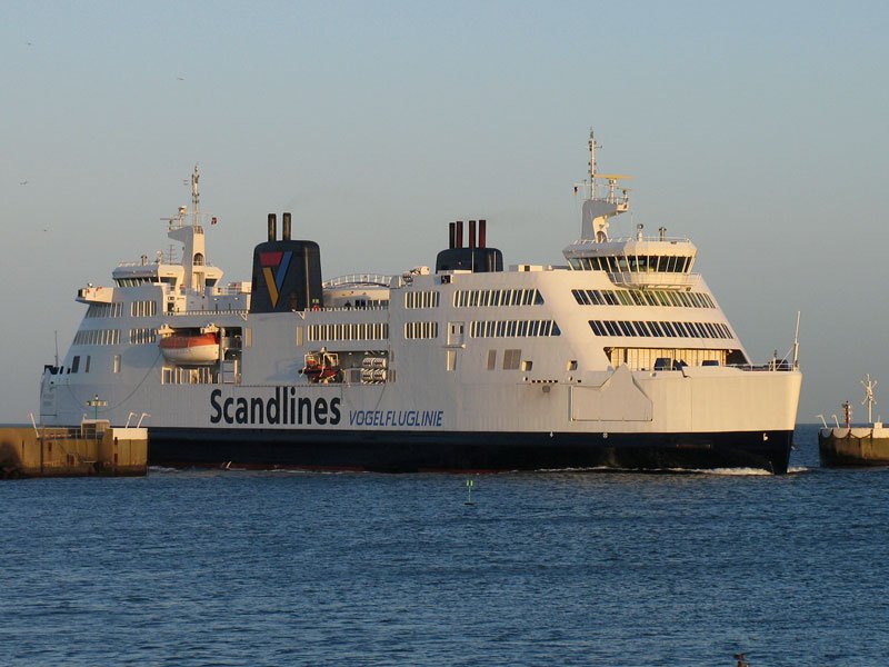 Scandlines-Fhrschiff Prins Richard, (IMO 9144419) bedient die VOGELFLUGLINIE Rdbyhavn - Puttgarden; hier beim Einlaufen an der Mole in Deutschland; 19.12.2008
