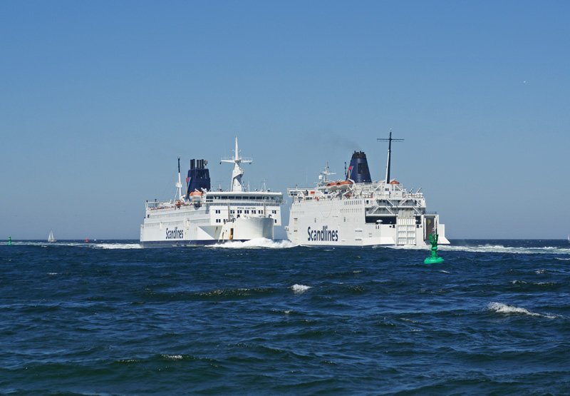 Am 27.07.2008 begegnen sich bei Rostock-Warnem�nde zwei F�hren der Scandlines.