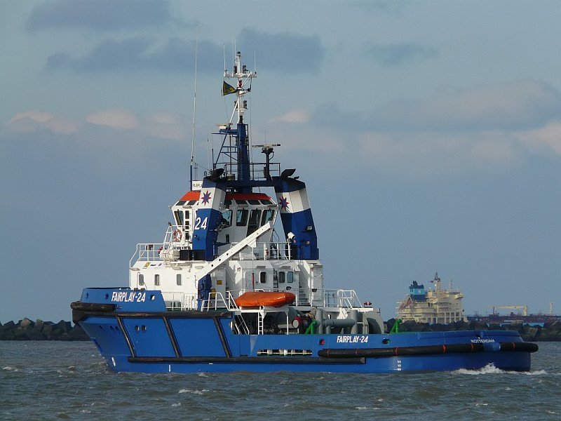 Dieser Schlepper ( die Fairplay )l�uft aus um der Lica