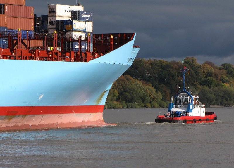 Schlepper Danimarca nimmt die Maersk Algol einlaufend Hamburg auf Hhe Finkenweder am 17.10.2009 auf den Haken