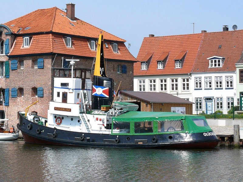 Schlepper FLENSBURG, 1953 lief das Schiff als „Bugsier 9  auf der Jadewerft in Wilhelmshaven vom Stapel und wurde mit viel Fleiss restauriert. Das 470-PS-Aggregat muss noch mit Zndpatronen gestartet werden; Glckstadt, 26.04.2009
