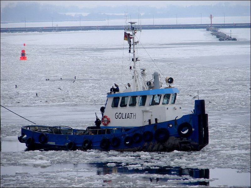 Schlepper Goliath als Eisbrecher auf dem Strelasund vor Stralsund. (01.02.06)