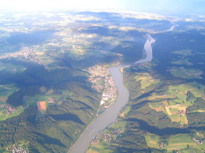 Schub-Frachtschiff fhrt kurz vor Passau stromaufwrts; im Hintergrund des Bildes beginnt die  Schlgener-Schlinge  070616