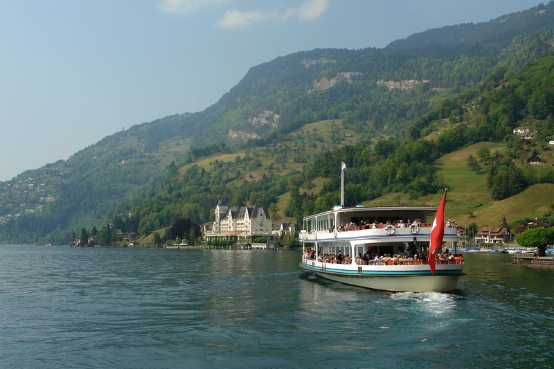 Schweiz - Ein wunderschner Blick auf den Vierwaldsttter See und die MS Europa, die nach kurzem Halt in Vitznau, ihre Fahrt nach Luzern fortsetzt. 1.5.2007