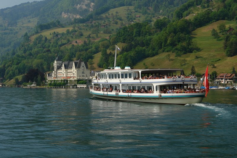 Schweiz - Noch ein Foto mit dem Teleobjektiv auf die MS Europa, die nach einem Stopp in Vitznau am Vierwaldsttter See, ihre Fahrt nach Luzern ohne Hektik fortsetzt. Im Hintergrund ist das bekannte Park-Hotel zu sehen. 1.5.2007 