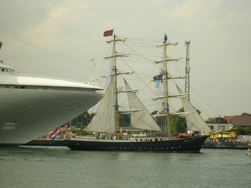 Segelschiff MERCEDES bei der Hanse-Sail 2006 passiert den  Bug des Kreuzfahrtschiffes STAR PRINCESS