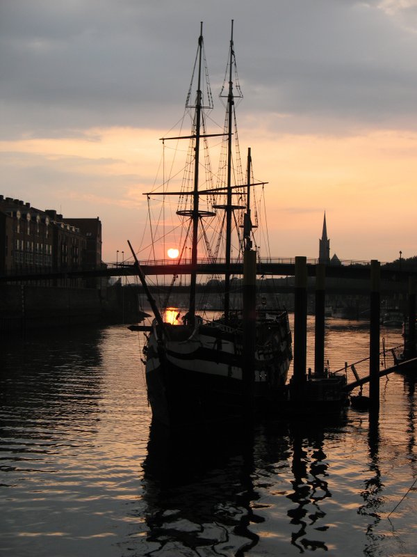 Sonnenuntergang ber der Weser in Bremen.