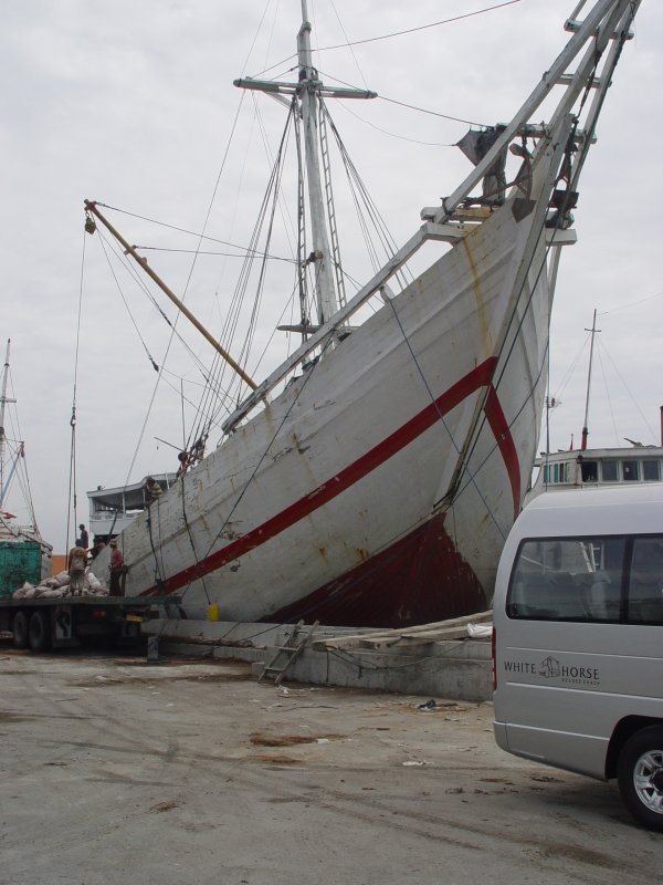 Hoch ragt der Bug dieses Schiffes �ber die Kaimauer im