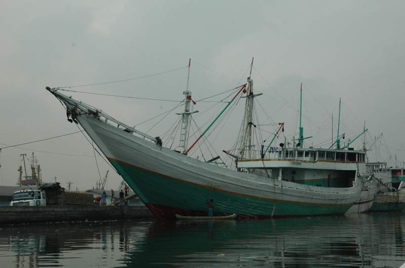 Ein Holzschiff in Jakarta  