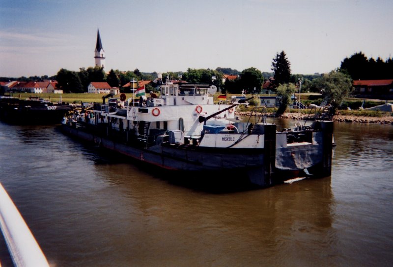 SS Miskolc auf derDonau 2004 ex Motorschlepper 2x1000PS L.48,10m B.9,28m Bj.1962.Der Schleppzug mit zwei Anhngen geht zu Berg.