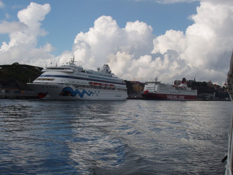 Stockholm-Kreuzfahrtschiff  Aida cara  un Viking Line Fhre