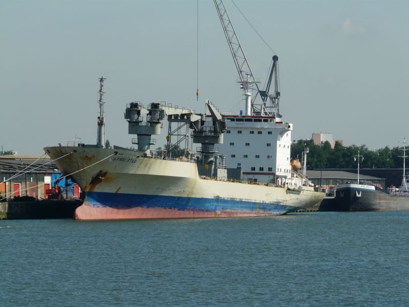 Die Afric Star im Rotterdamer Hafen. Sie liegt noch recht