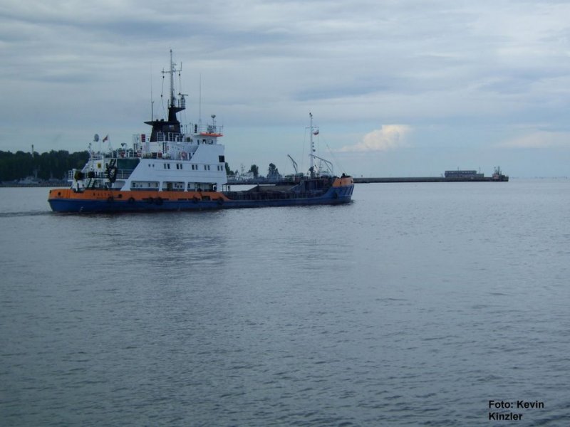 Ein Mehrzweckfrachter bei der ausfahrt von Gdynia 