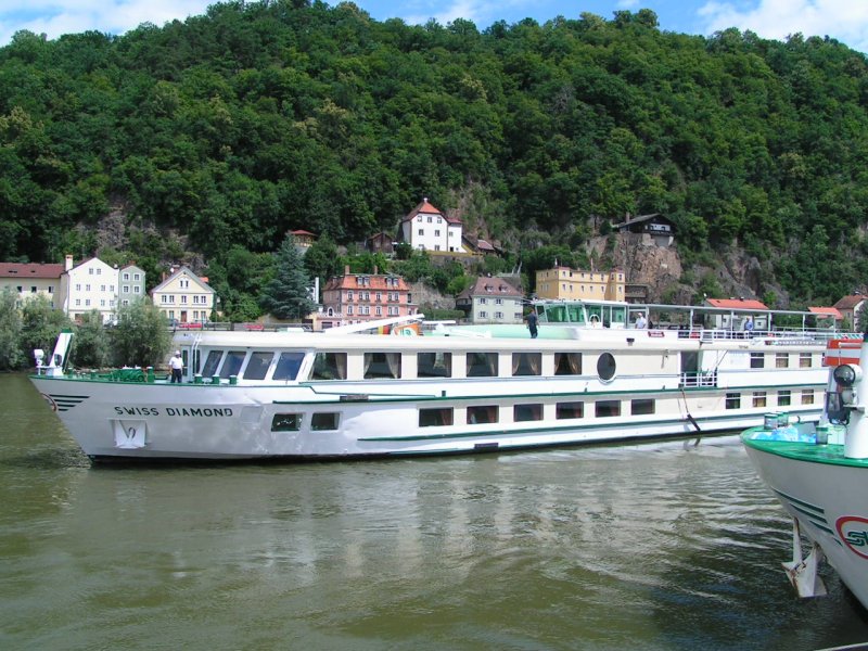 Swiss Diamond legt am Hafen Passau ab, und fhrt anschliessend stromaufwrts; 070623