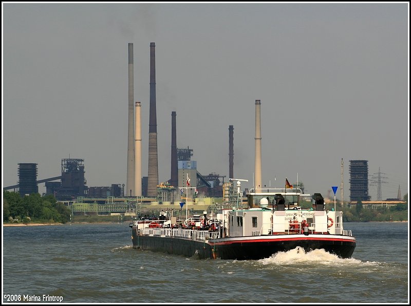 Tankmotorschiff  Kpenick  (Duisburg/D), Europa-Numer 4033340, Lnge: 108,40 m, Breite: 11,20 m auf dem Rhein bei Duisburg. Im Hintergrund die Kokerei Carbonaria in Duisburg-Schwelgern.